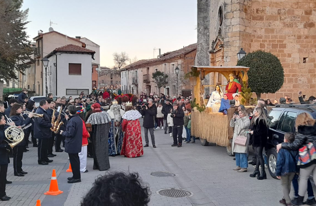 Cabalgata entrando a Osma. ANA HERNANDO (3)