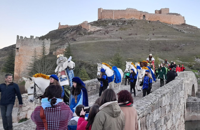 Cabalgata entrando a Osma. ANA HERNANDO (5)