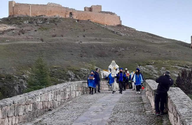Cabalgata entrando a Osma. ANA HERNANDO (6)