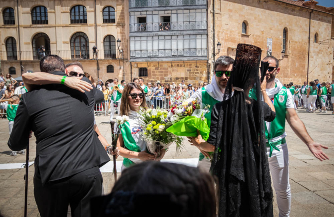 Las peñas en la plaza Mayor el Lunes de Bailas.-GONZALO MONTESEGURO