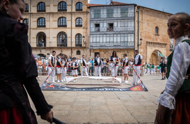 Las peñas en la plaza Mayor el Lunes de Bailas.-GONZALO MONTESEGURO