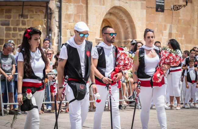 Las peñas en la plaza Mayor el Lunes de Bailas.-GONZALO MONTESEGURO