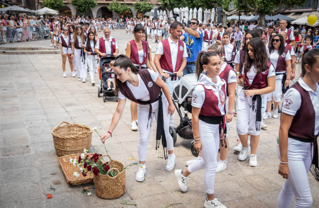 Las peñas en la plaza Mayor el Lunes de Bailas.-GONZALO MONTESEGURO