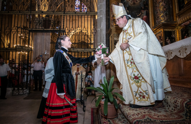 Ofrenda floral a la Virgen del Espino en las fiestas de El Burgo de Osma. GONZALO MONTESEGURO