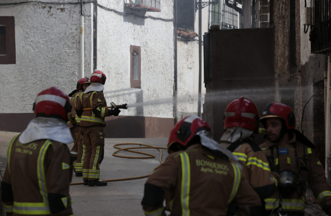 Bomberos trabajando en el incendio que ha calcinado cuatro casas en Cabrejas del Pinar. GONZALO MONTESGURO