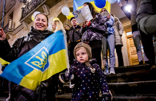 Concentración de apoyo al pueblo ucraniano. MARIO TEJEDOR (38)