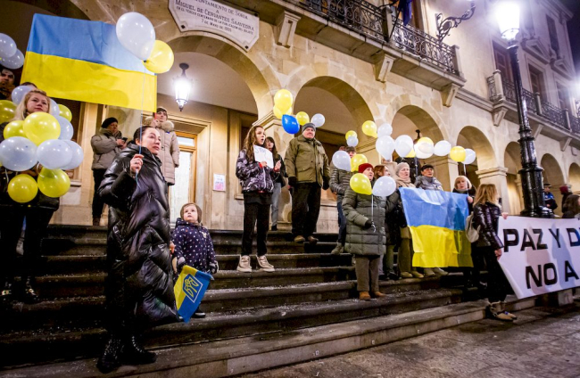 Concentración de apoyo al pueblo ucraniano. MARIO TEJEDOR (29)