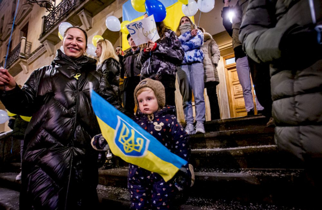 Concentración de apoyo al pueblo ucraniano. MARIO TEJEDOR (37)
