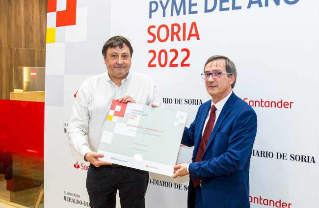 Juan Carlos Palomar, director de Compras de Rebi, recibe el premio de Digitalización e Innovación de manos de Félix Villalba. MARIO TEJEDOR