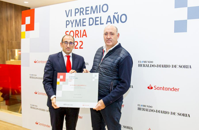 Javier Jiménez, de De Pedro y Molinero, recibe el premio de Formación y Empleo, entregado por Javier Martín, director del Santander en Castilla y León. MARIO TEJEDOR
