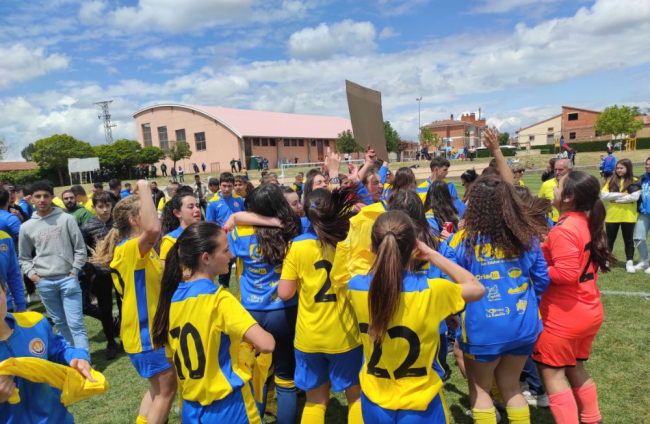 El CD San Esteban de alza con la Copa Diputación femenina de Soria tras imponerse al San José B en los penaltis. ANA HERNANDO