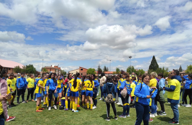 El CD San Esteban de alza con la Copa Diputación femenina de Soria tras imponerse al San José B en los penaltis. ANA HERNANDO