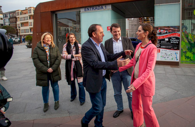 Fernández Mañueco en su visita a Soria. MARIO TEJEDOR (1)