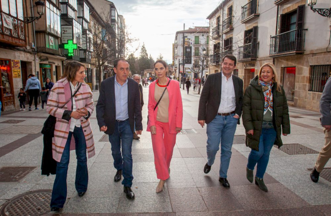 Fernández Mañueco en su visita a Soria. MARIO TEJEDOR (3)