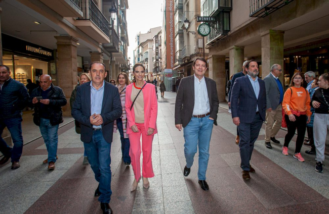 Fernández Mañueco en su visita a Soria. MARIO TEJEDOR (9)