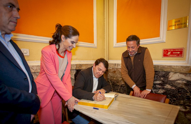 Fernández Mañueco en su visita a Soria. MARIO TEJEDOR (20)