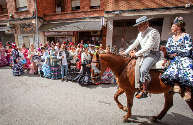 <p>La Feria de Abril del Calaverón dice adiós este domingo después de <a href="https://heraldodiariodesoria.elmundo.es/articulo/soria/guia-feria-abril-calaveron-soria-actos-horarios/20230423134044364175.html">unas animadas jornadas</a>. Promovida por los bares del barrio, la feria ha tenido como aliciente esta jornada el desfile de caballos y una paellada.</p>

<p> </p>

<p>FOTÓGRAFO: MARIO  TEJEDOR</p>