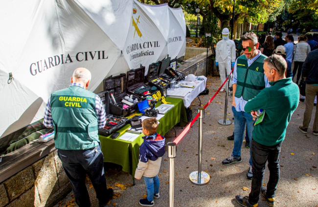 La Guardia Civil exhibe sus dispositivos en la Dehesa. MARIO TEJEDOR (2)