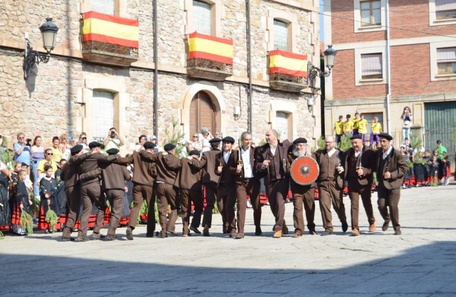 Celebración de La Pinochada en las fiestas de Vinuesa 2022. RAQUEL FERNÁNDEZ