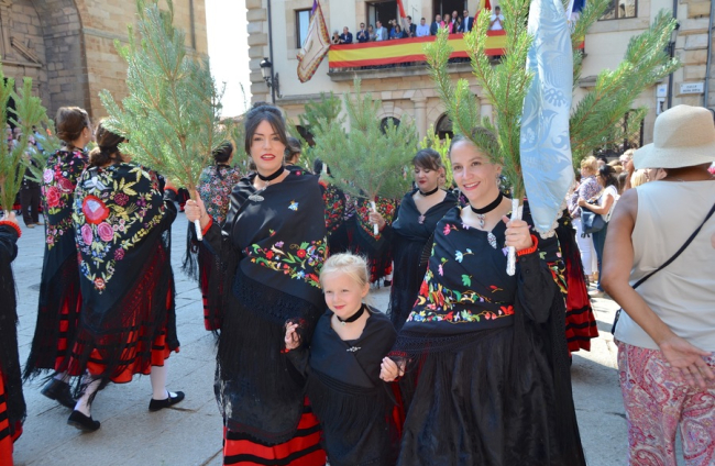 Celebración de La Pinochada en las fiestas de Vinuesa 2022. RAQUEL FERNÁNDEZ