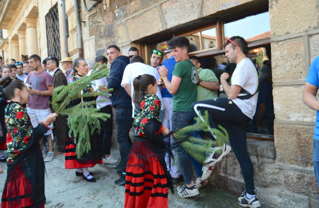 Celebración de La Pinochada en las fiestas de Vinuesa 2022. RAQUEL FERNÁNDEZ