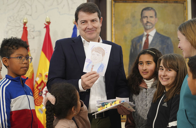 Visita de alumnos del CRA de Monteagudo a Mañueco.-ICAL