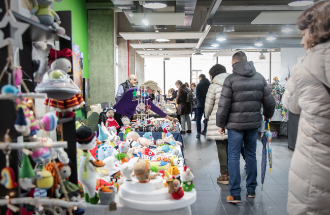 El Mercado de Artesanos está abierto en el mercado municipal hasta el 11 de diciembre. GONZALO MONTESEGURO