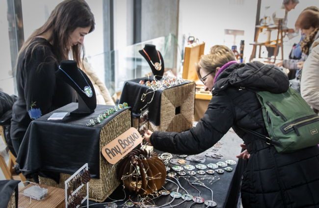 El Mercado de Artesanos está abierto en el mercado municipal hasta el 11 de diciembre. GONZALO MONTESEGURO