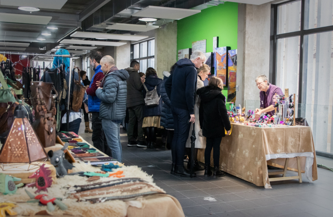 El Mercado de Artesanos está abierto en el mercado municipal hasta el 11 de diciembre. GONZALO MONTESEGURO