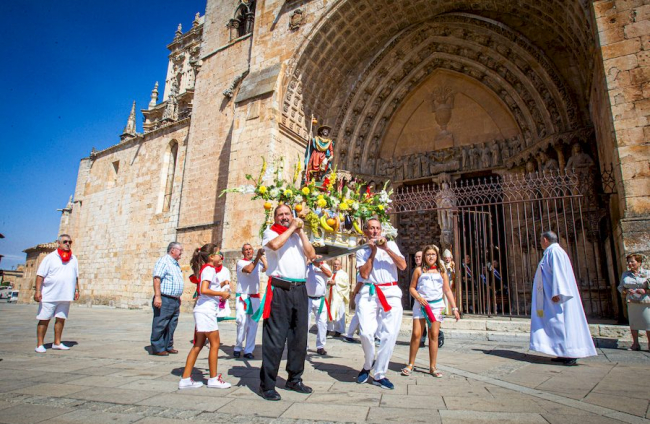 Procesión de San Roque en las fiestas de El Burgo de Osma - MARIO TEJEDOR (2)