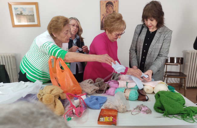 Campaña de tejido de 450 prendas de ropa creadas en Santa María de Huerta (Soria) para combatir el frío en Ucrania. HDS