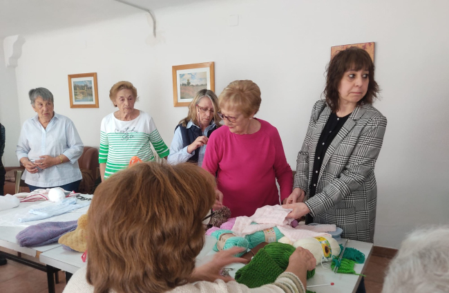 Campaña de tejido de 450 prendas de ropa creadas en Santa María de Huerta (Soria) para combatir el frío en Ucrania. HDS