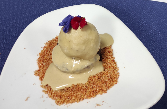 Brownie de boletus, helado de foie y tierra de Soria (Restaurante Tinto y Leña)