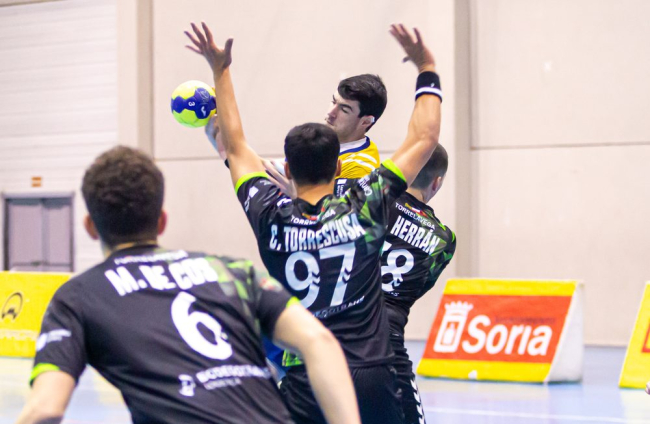 Balonmano Soria vs Balonmano Torrelavega. MARIO TEJEDOR (16)