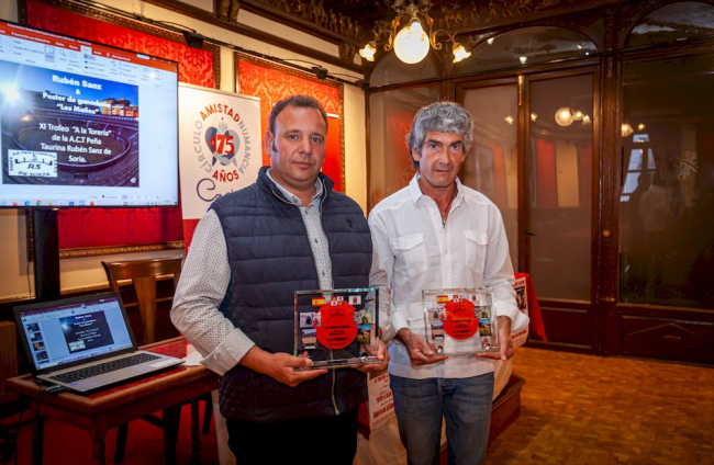 Trofeo a la torería para Rubén Sanz. MARIO TEJEDOR
