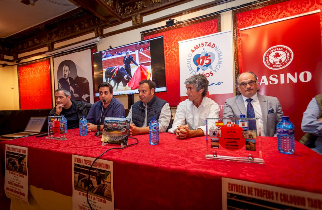 Trofeo a la torería para Rubén Sanz. MARIO TEJEDOR