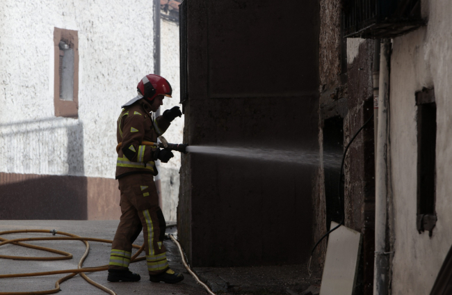 Incendio en el casco urbano de Cabrejas del Pinar.- GONZALO MONTESEGURO