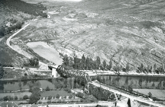 El puente de Hieeero 1960. FOTÓGRAFO DESCONOCIDO