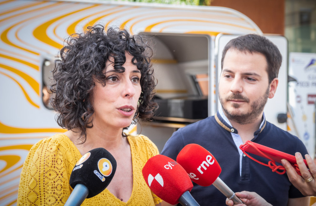 Natalia Ceña y Eder García atienden a los medios de comunicación.