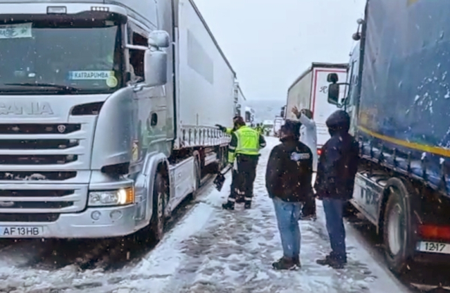 La nieve trajo un día complicado en las carreteras y divertido en la calle (39)