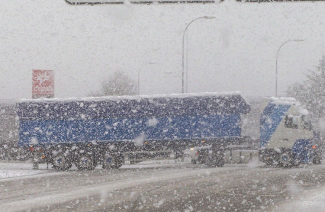 La nieve trajo un día complicado en las carreteras y divertido en la calle (23)