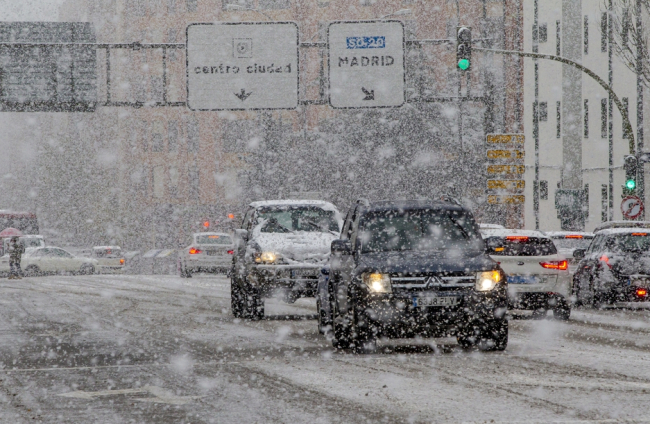 La nieve trajo un día complicado en las carreteras y divertido en la calle (16)