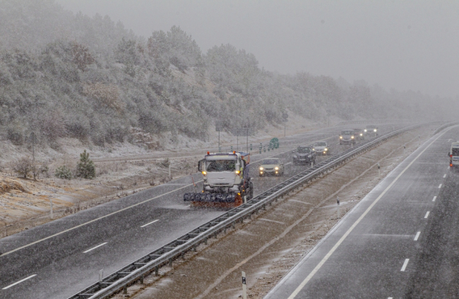 La nieve trajo un día complicado en las carreteras y divertido en la calle (4)