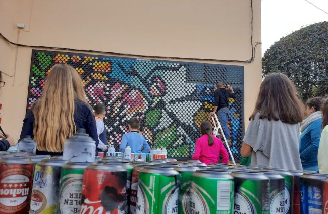 Mural de latas en el CRIE de Almazán (2)