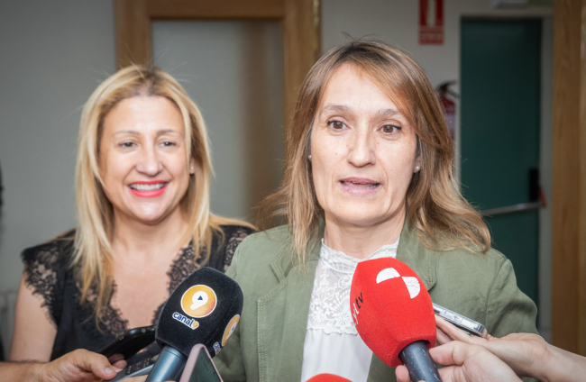 La consejera de Educación, Rocío Lucas, y la delegada de la Junta en Soria, Yolanda de Gregorio.