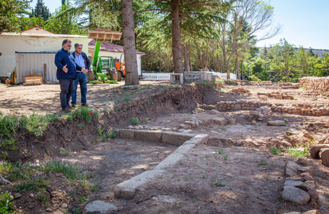 José Luis Corral y Fernando Cobos explican los hallazgos en la muralla junto al Castillo. MARIO TEJEDOR