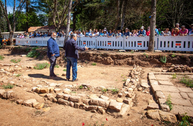 José Luis Corral y Fernando Cobos explican los hallazgos en la muralla junto al Castillo. MARIO TEJEDOR