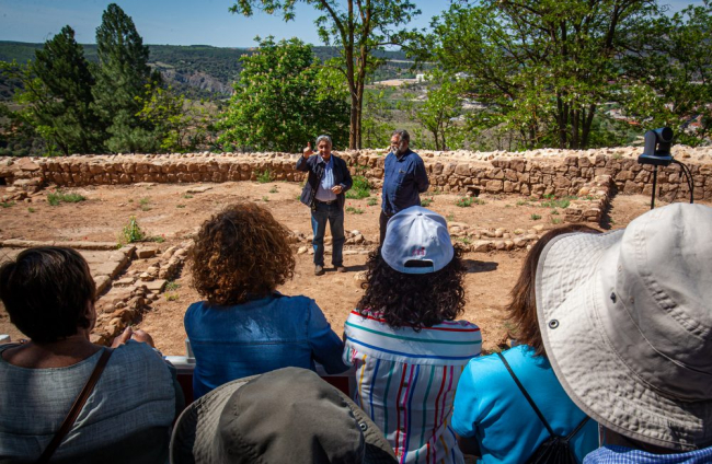José Luis Corral y Fernando Cobos explican los hallazgos en la muralla junto al Castillo. MARIO TEJEDOR