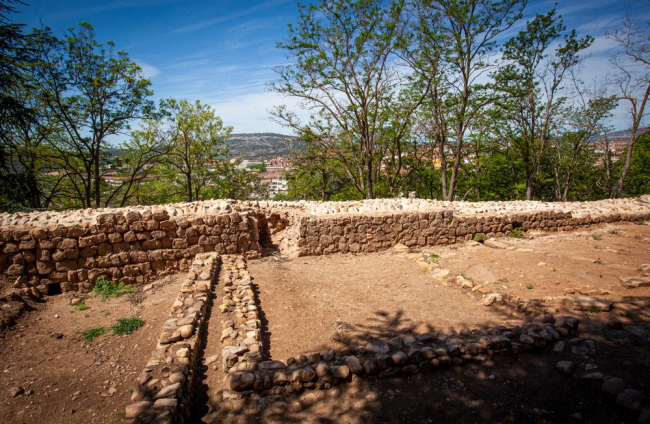 José Luis Corral y Fernando Cobos explican los hallazgos en la muralla junto al Castillo. MARIO TEJEDOR