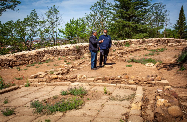 José Luis Corral y Fernando Cobos explican los hallazgos en la muralla junto al Castillo. MARIO TEJEDOR